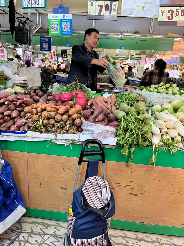 Shengfu Xiaoguan Market: Between Tradition, Everyday Life, and Change A local shopper