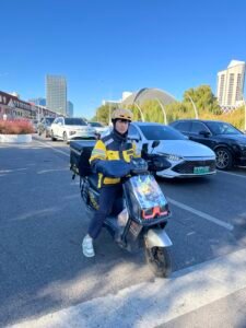 Herbstlicher Smog in den Straßen von Peking: Ein Alltagseinblick für „辛苦了“ (xīn kǔ le)