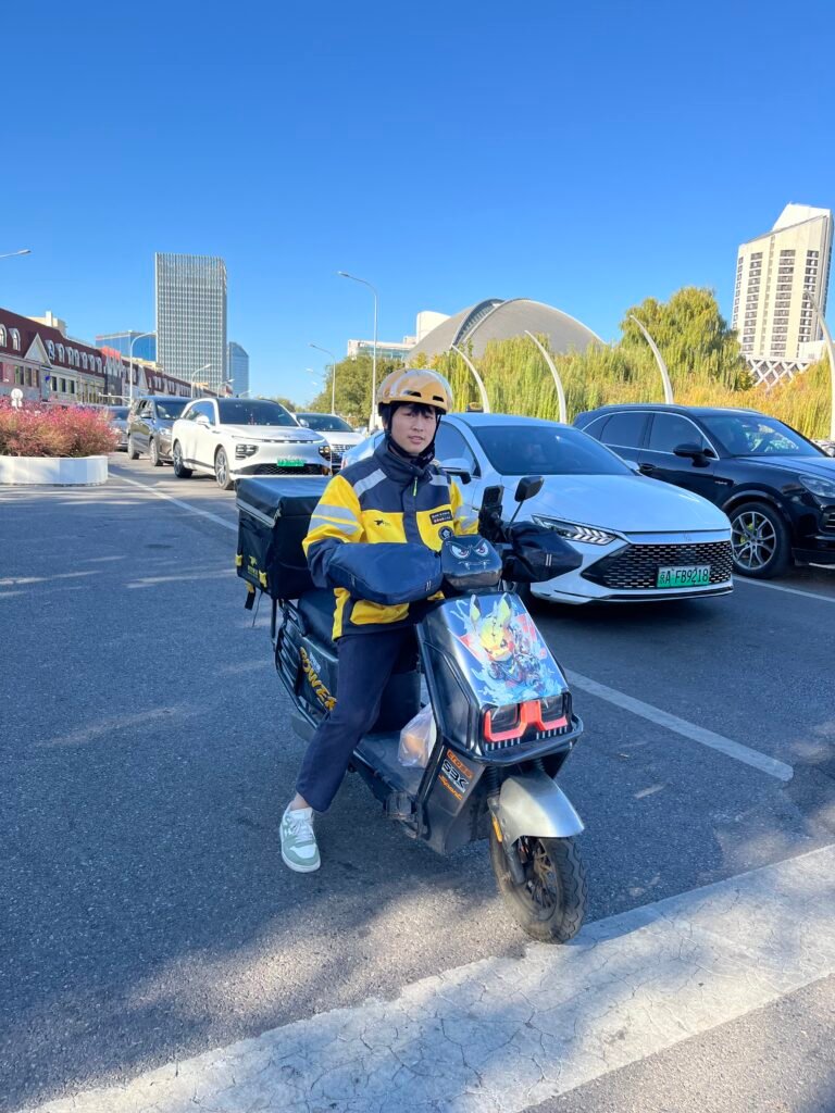 Herbstlicher Smog in den Straßen von Peking: Ein Alltagseinblick für „辛苦了“ (xīn kǔ le)